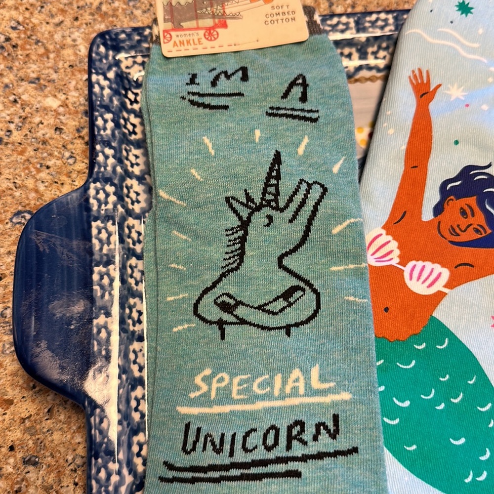 NIP Blue Q Fantasy Fan Pack Mer-Mazing Oven Mitt & Special Unicorn Socks - Picture 4 of 13